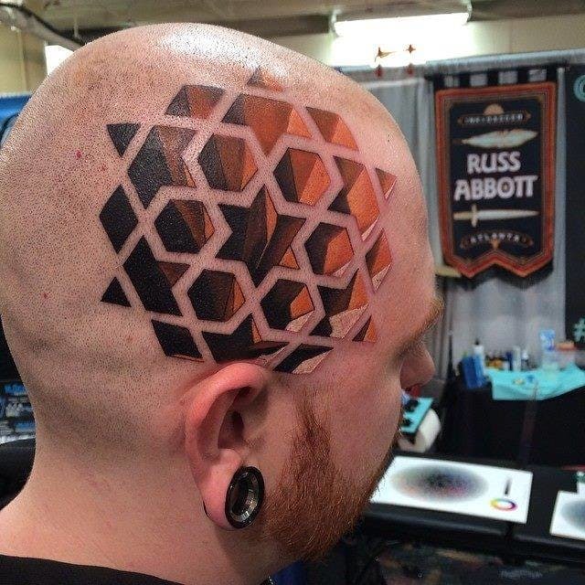 Los tatuajes geométricos crean ilusiones locas: la locura de Russ Abbott ... ¡Dios mío, tiene la cabeza hueca!  # geometría # geometría # líneas # trabajo de línea # cabeza
