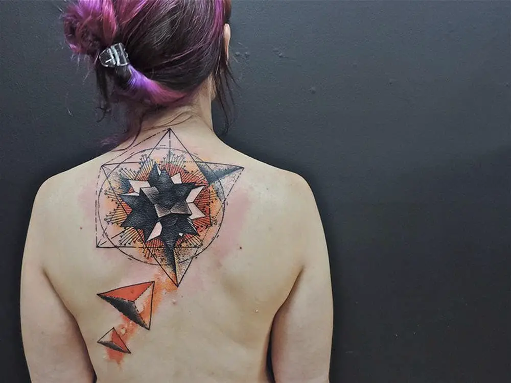 Tatuaje de geometría de otro talentoso artista francés, Toko Lören.  # geometría # geometría # líneas # trabajo de línea