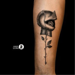 Tatuaje poético de Jamie Luna #JamieLuna #blackwork #rose #knight #helmet