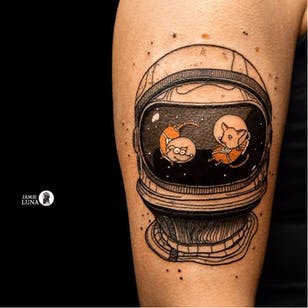 Divertido tatuaje espacial de Jamie Luna #JamieLuna #blackwork #space #cosmonaut #dog