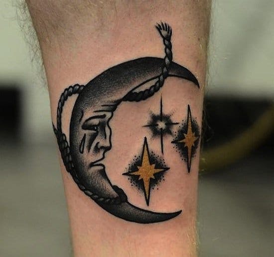 Hermoso tatuaje tradicional de la luna de Philip Yarnell #moon #traditional #tattoo #black #celestial #PhilipYarnell