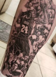 Tatuaje negro y gris de Kobe Bryant