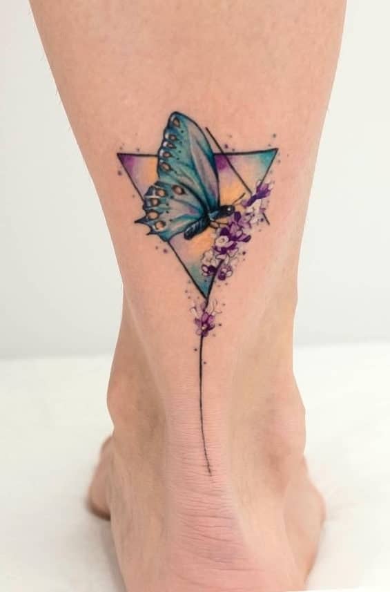 Tatuaje de flores y mariposas en acuarela