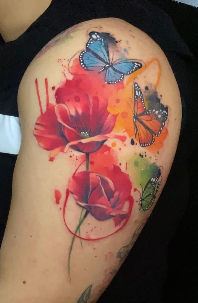 Tatuaje de flores y mariposas en acuarela