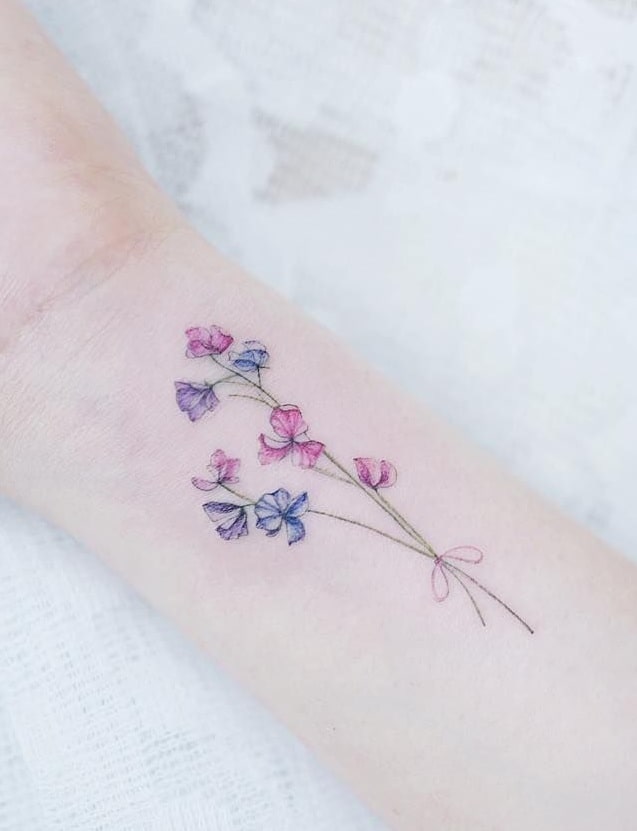 Tatuaje de flor de guisante dulce acuarela