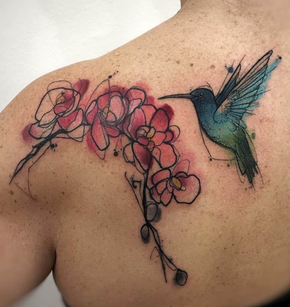 Tatuaje de colibrí y flor en acuarela