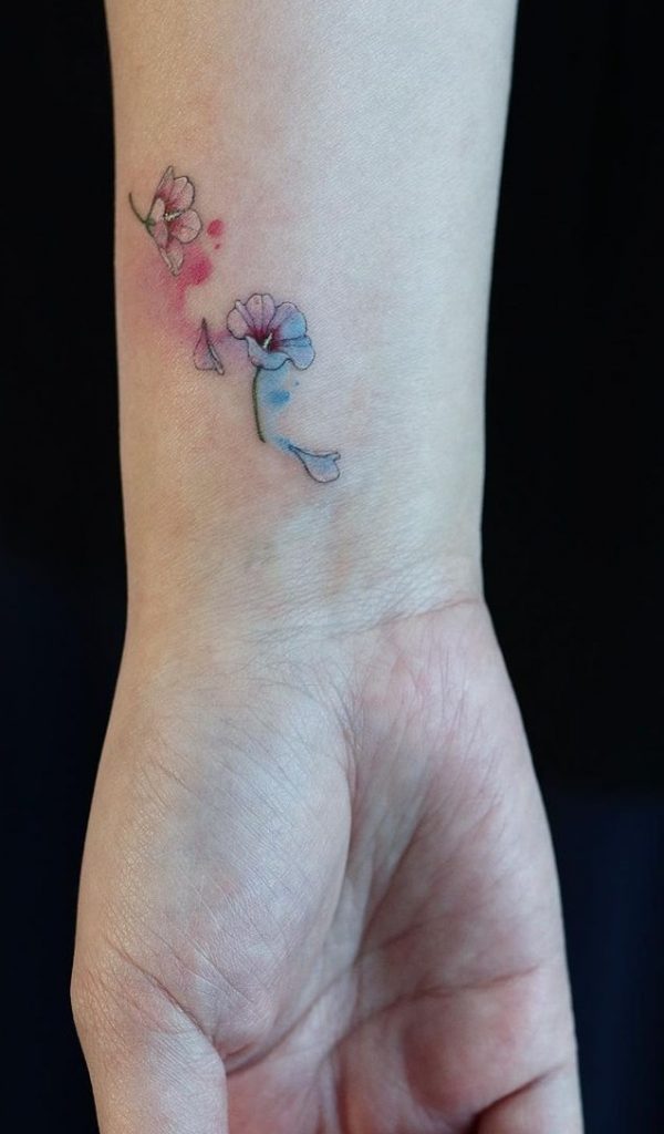 Pequeño tatuaje de flor de acuarela