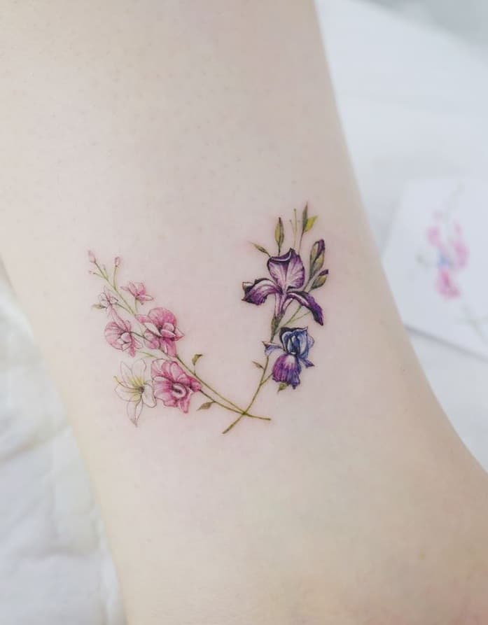 Pequeño tatuaje de flor de acuarela