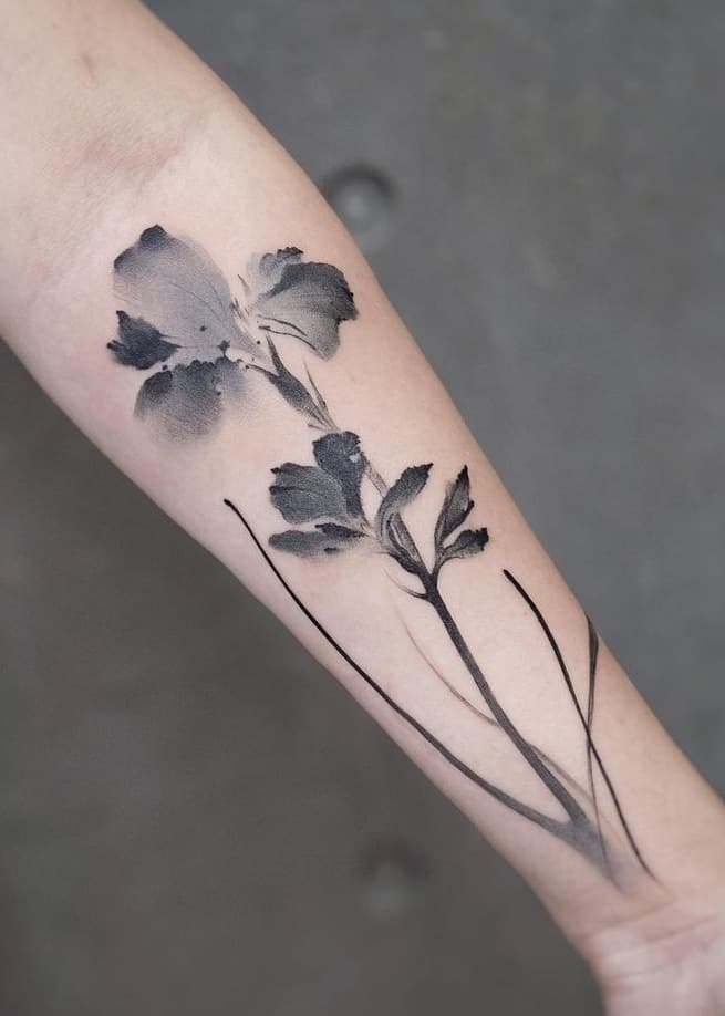 Tatuaje de flor de acuarela negra y gris