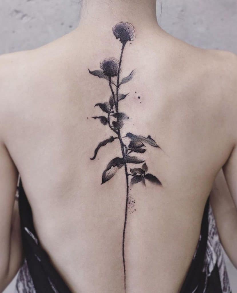 Tatuaje de flor de acuarela negra y gris