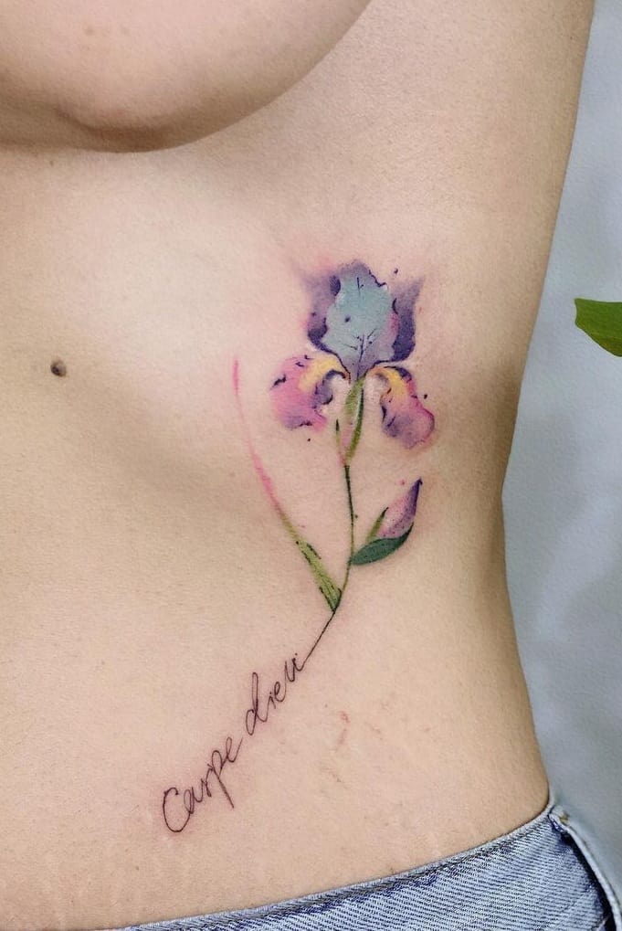 Tatuaje de flor de acuarela con palabras