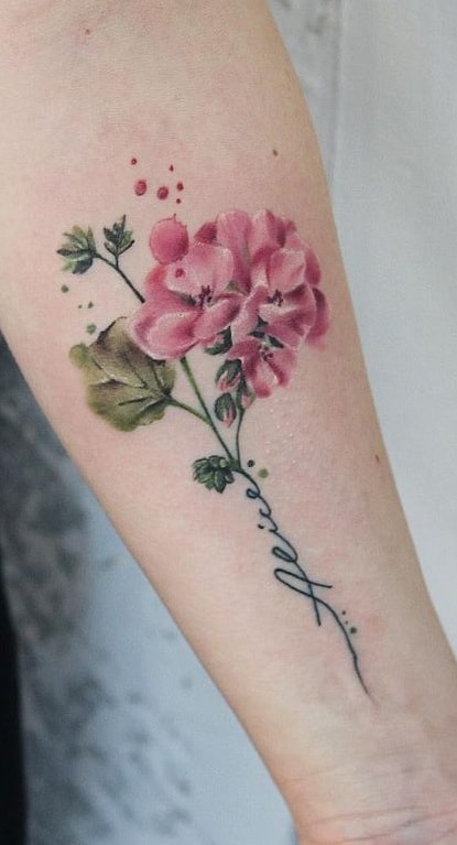 Tatuaje de flor de acuarela con palabras