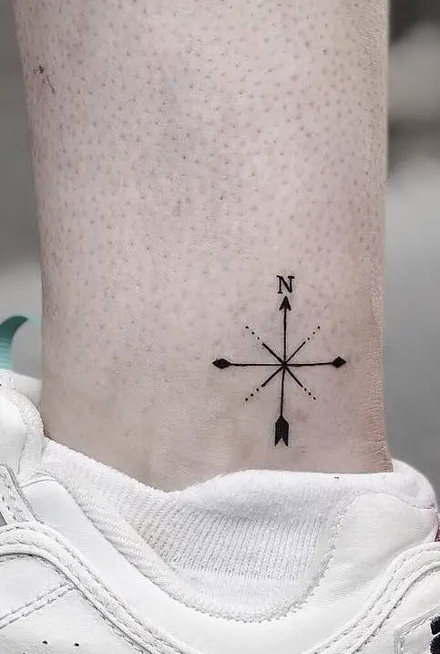 Tatuaje de brújula simple