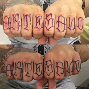 'Artesano' Lettering Tattoo por Niorkz Meniconi #Lettering #KnuckleTattoos #LetteringKnuckleTattoos #ScriptTattoos #Script #FingerTattoos #NiorkzMeniconi