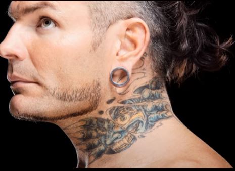Jeff Demons en el tatuaje del cuello