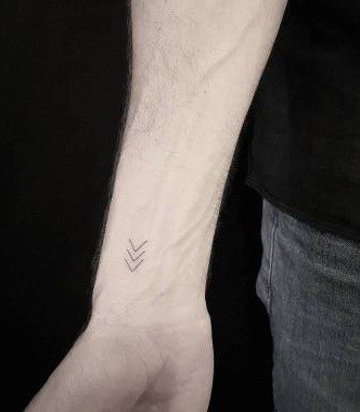Tatuaje de flecha minimalista