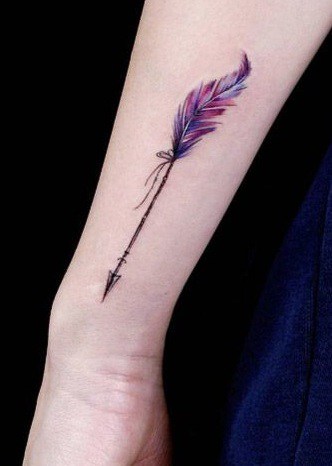 Tatuaje de flecha de pluma