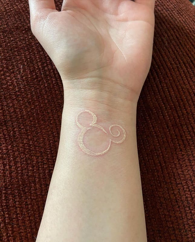 Tatuajes ocultos de Mickey Mujer con tinta blanca