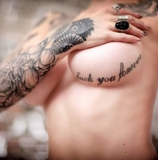 Algunas mujeres prefieren llevar tatuajes personales en esta parte del cuerpo y lo respetamos.  Modelo de tatuaje: Sara X.