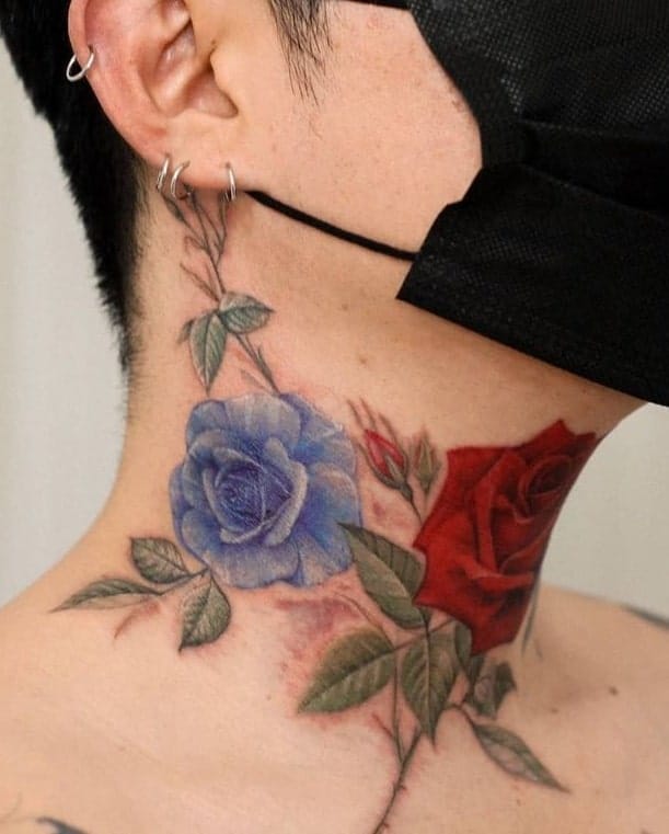 Tatuaje de rosa azul y roja