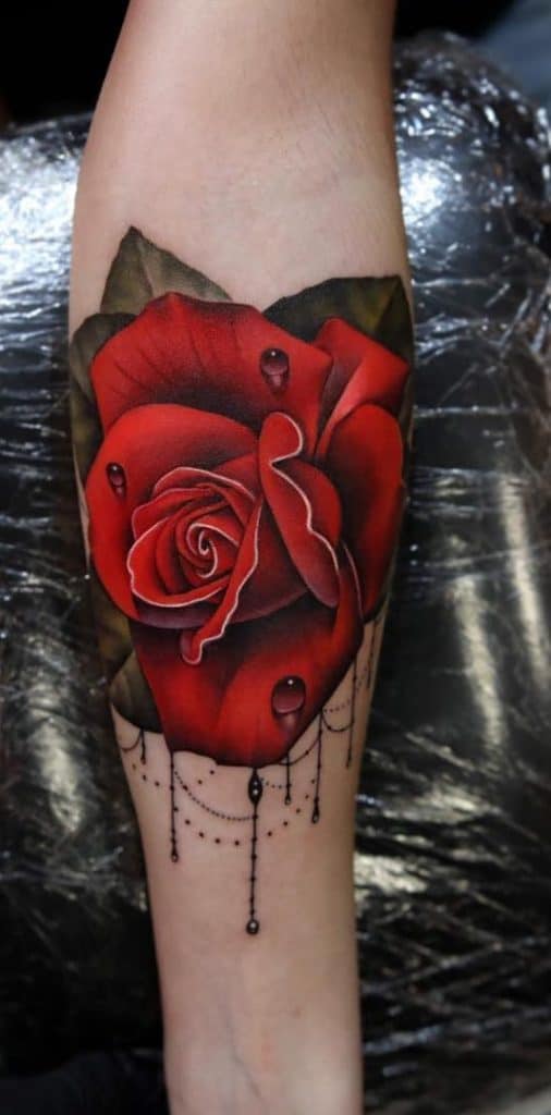 Tatuaje de rosa roja en el antebrazo