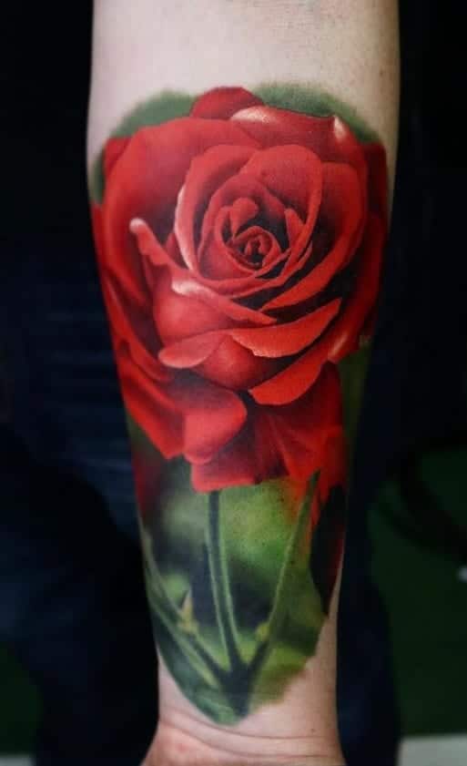 Tatuaje de rosa roja en el antebrazo