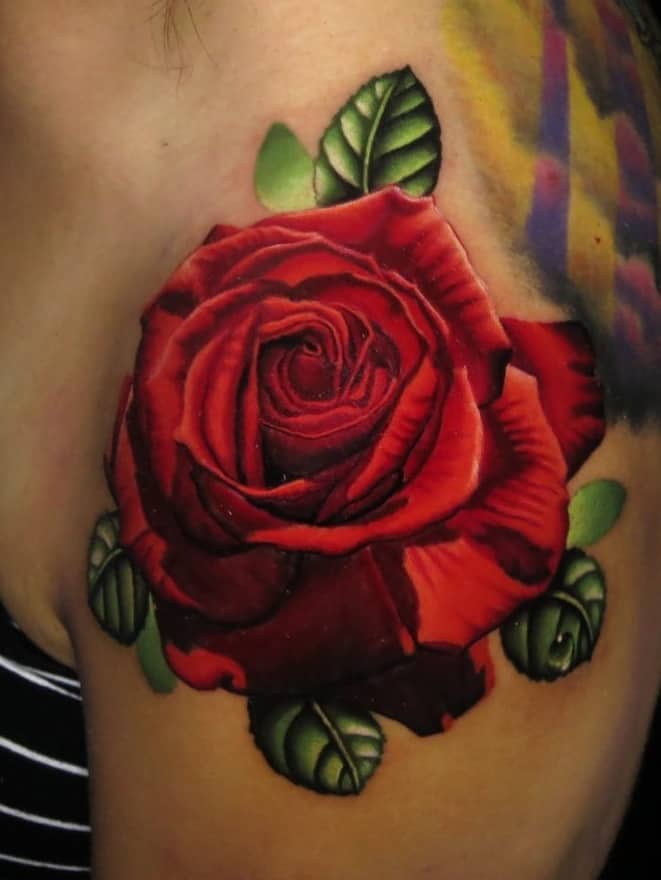 Tatuaje en el hombro de una rosa roja