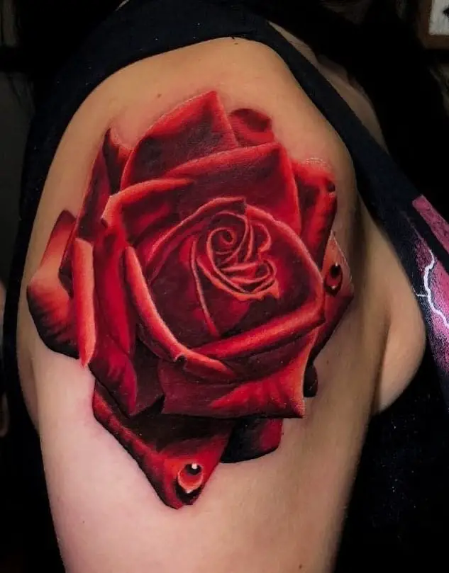 Tatuaje en el hombro de una rosa roja