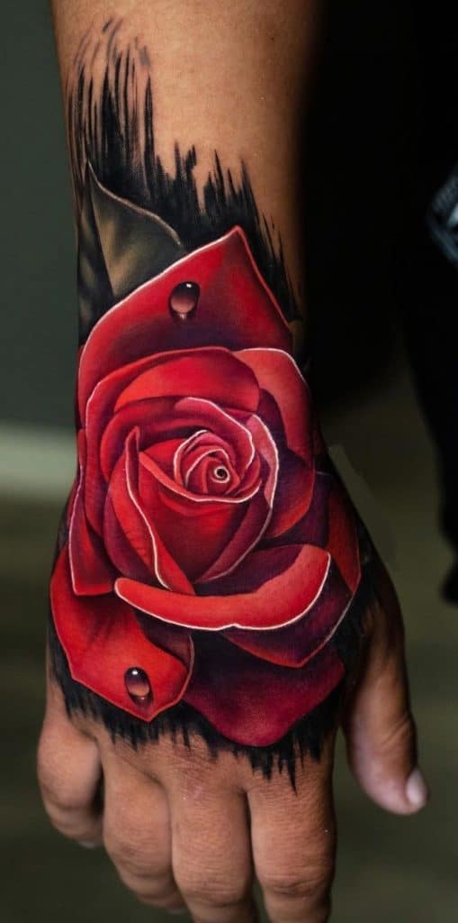 Tatuaje de la mano de una rosa roja