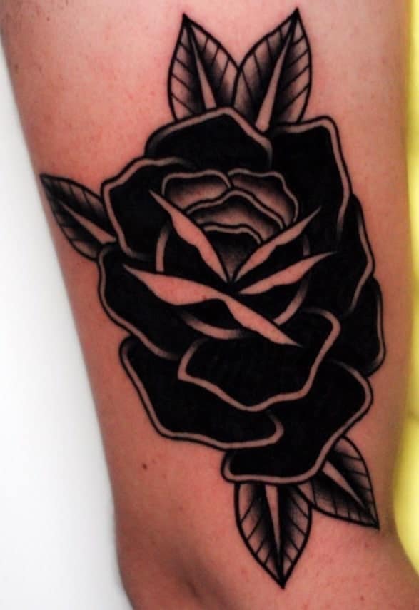 Tatuaje de rosa negra neotradicional
