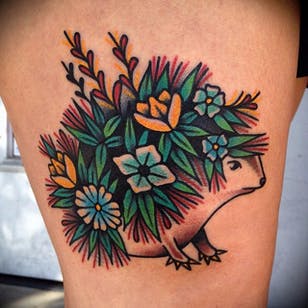 Tatuaje de erizo, artista desconocido.  # erizo #animales #flor #tradicional