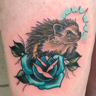 Tatuaje de erizo de Matt Aldridge.  # erizo #animales #flor #mataldridge