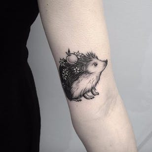 Tatuaje de erizo de Elizabeth Markov.  # erizo #animales #flor # negro-gris #elizabethmarkov
