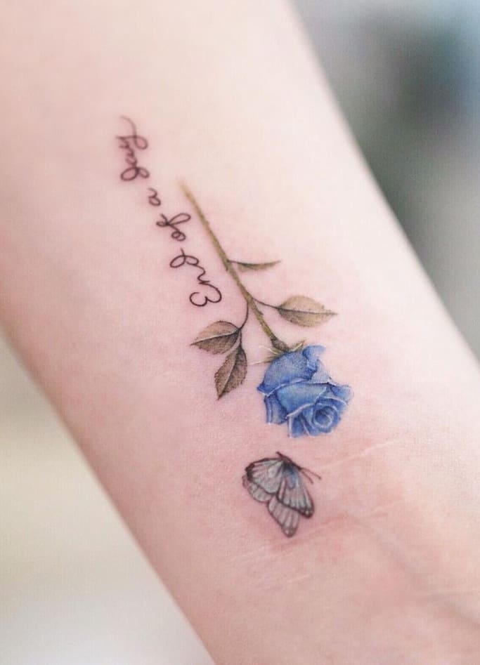 Tatuaje de una rosa azul y una mariposa