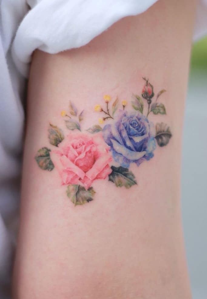 Tatuaje de rosa rosa y azul