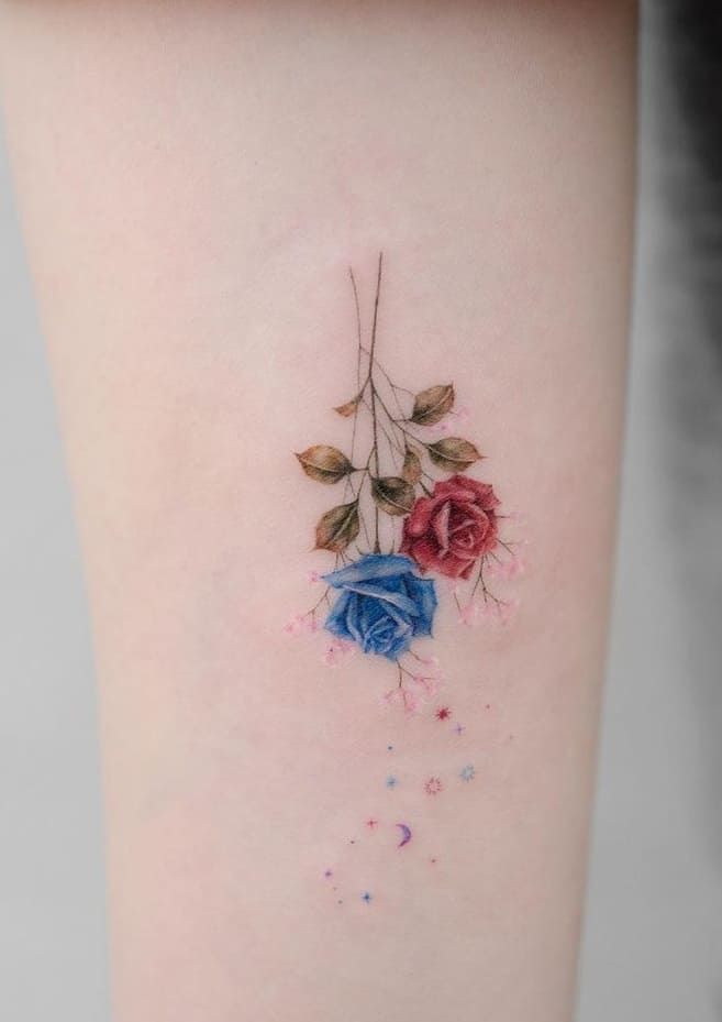 Tatuaje de rosa roja y azul