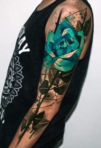 Tatuaje en la manga de una rosa azul