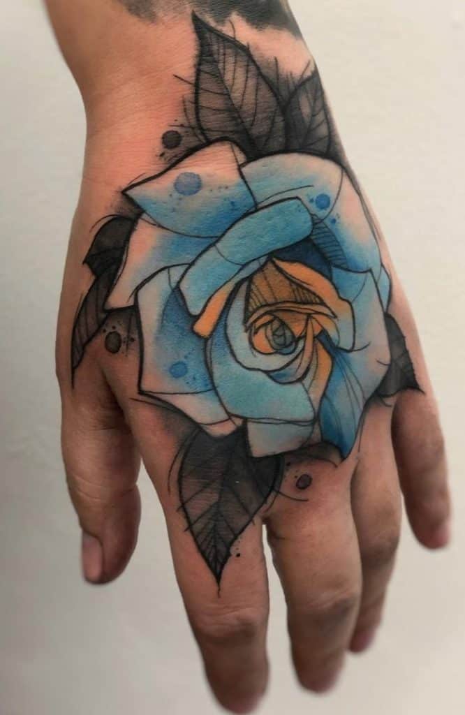 Tatuaje de una rosa azul en la mano