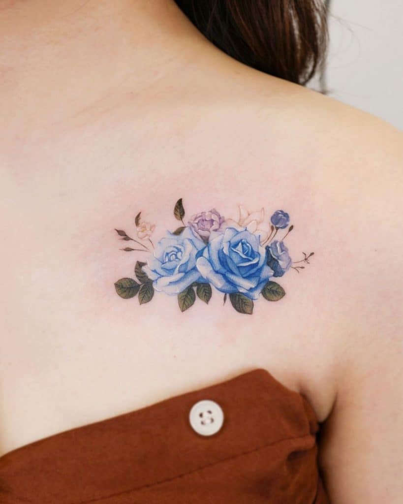 Tatuaje de rosa azul en el pecho