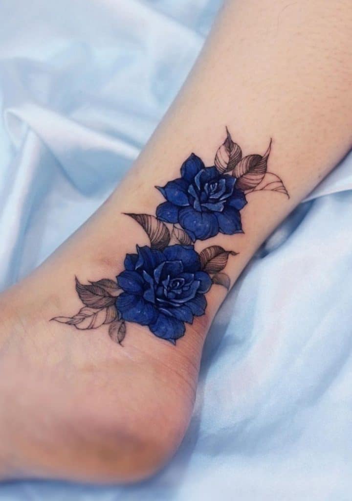 Tatuaje de una rosa azul en el tobillo