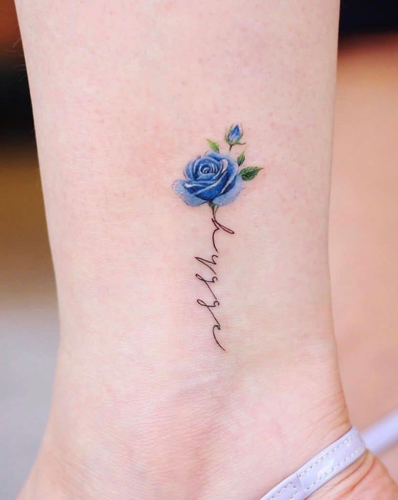 Tatuaje de una rosa azul en el tobillo