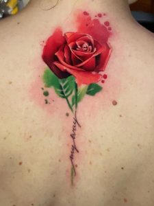 Tatuaje de rosas rojas en acuarela