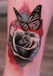 Tatuaje de una rosa y una mariposa en acuarela