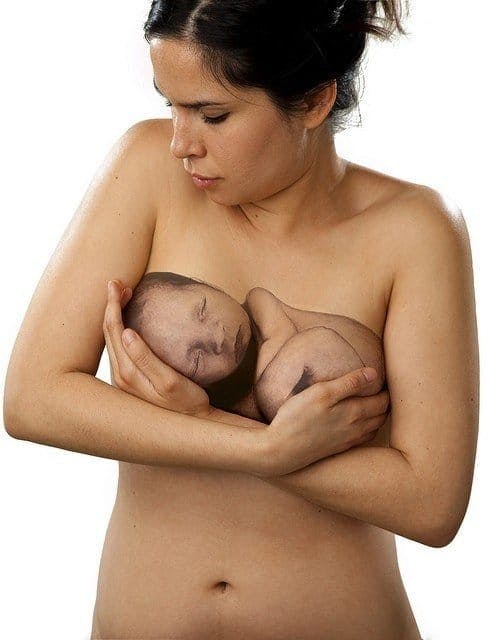 Tatuaje 3D con un bebé.  Nadie puede tocar a ese bebé, excepto ella.  Este debería ser un retrato de su hijo.