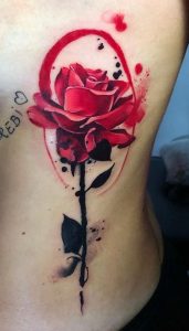Tatuaje de rosa acuarela
