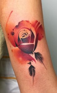 Tatuaje de rosa acuarela