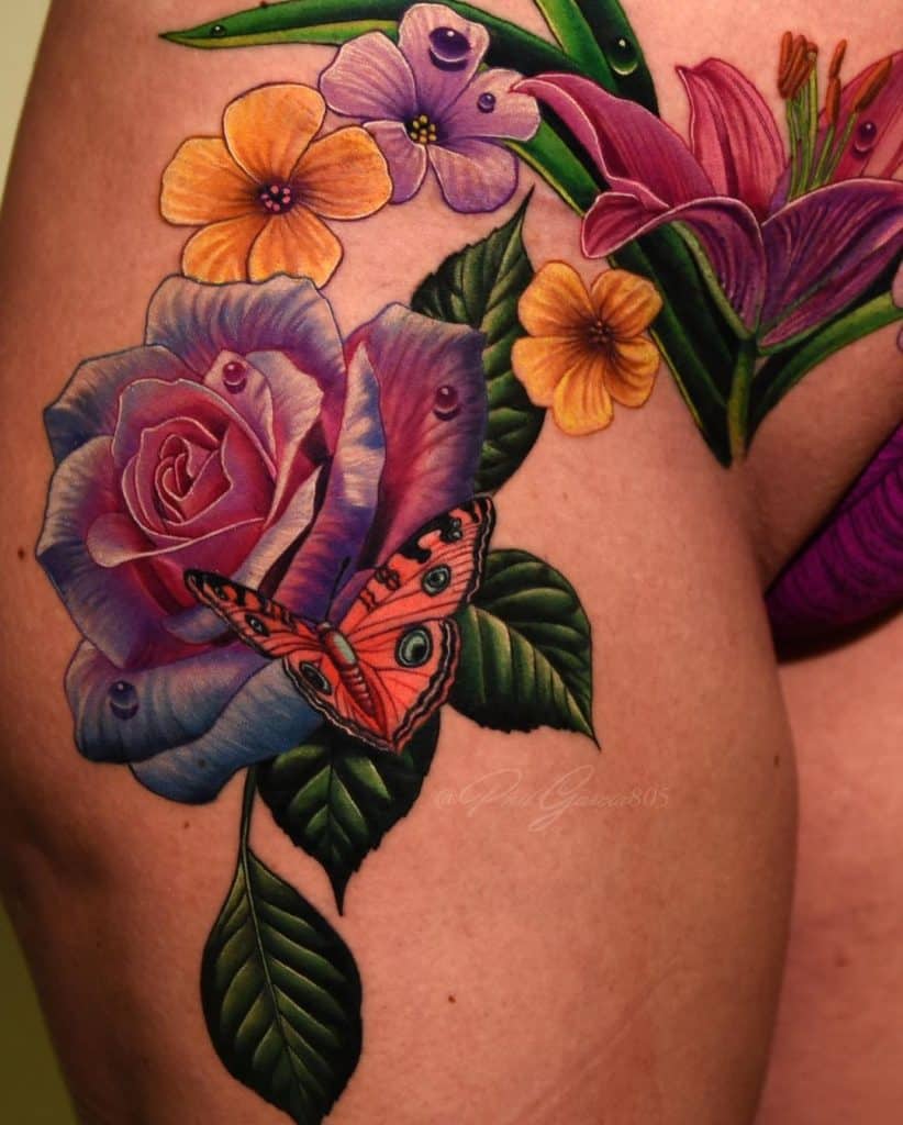 Tatuaje realista de rosa y mariposa