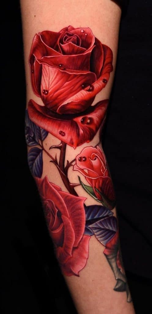 Tatuaje realista de una rosa roja