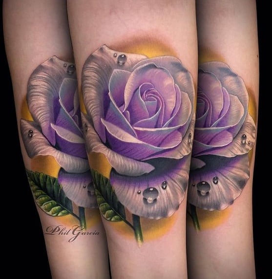 Tatuaje realista de una rosa morada