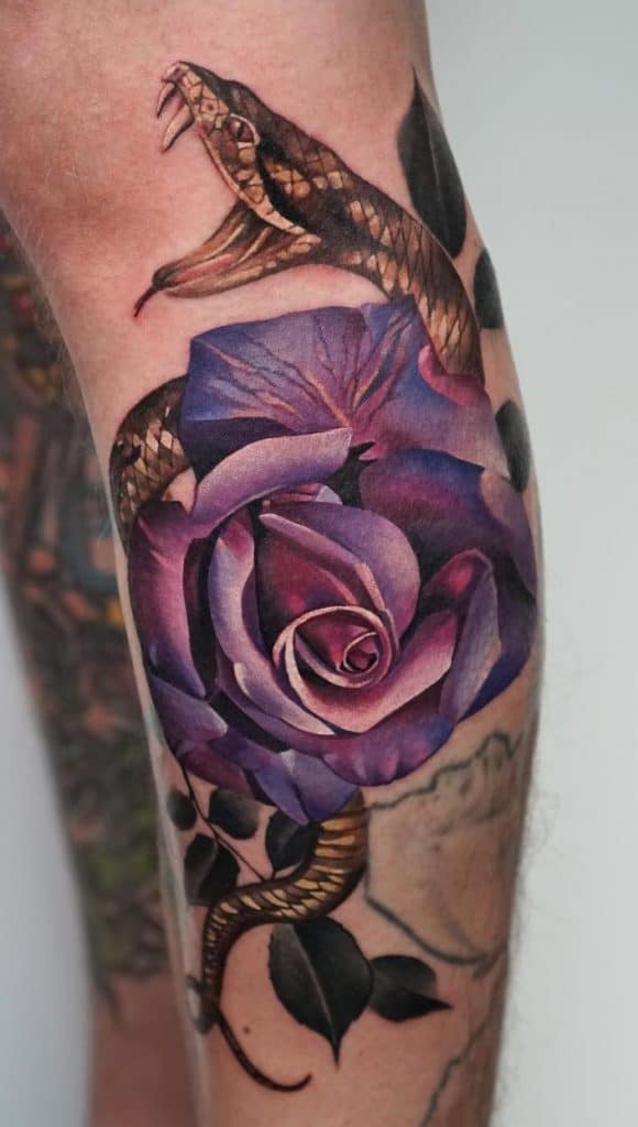 Tatuaje realista de una rosa morada